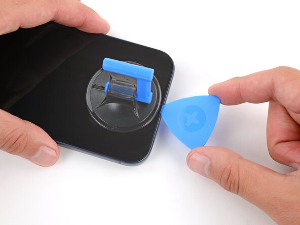 iPhone 17 Pro Battery Replacement, Separate the bottom edge adhesive: crwdns2935265:010crwdnd2935265:01crwdnd2935265:03crwdne2935265:0