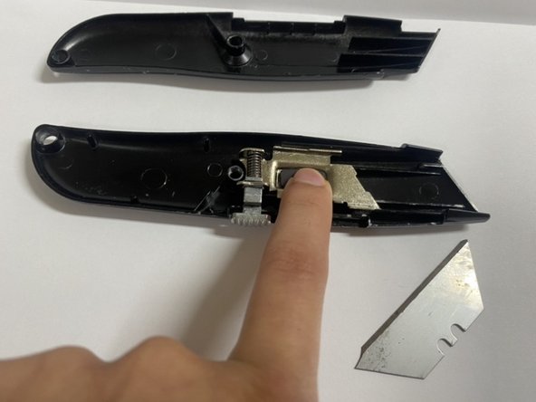 How To Fix a Jammed Box Cutter: passo 3, imagem 3 %32