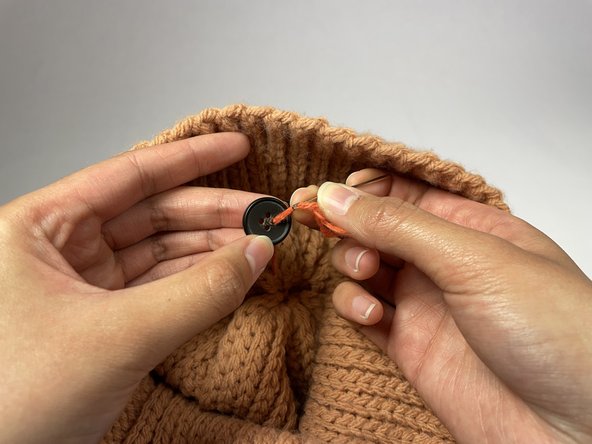 How to Replace the Pom Pom on a Beanie: crwdns2935265:07crwdnd2935265:02crwdnd2935265:03crwdne2935265:0