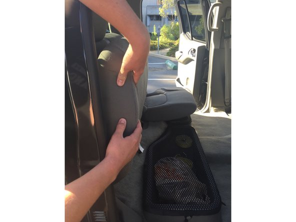 How to Repair the Rear Cup Holder in a 2005-2013 Nissan Frontier: stap 3, afbeelding 2 van 3