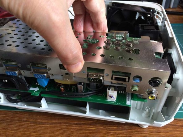 Mitsubishi EX320U Projector Disassembly, Metal shield removal - 2: crwdns2935265:05crwdnd2935265:02crwdnd2935265:02crwdne2935265:0