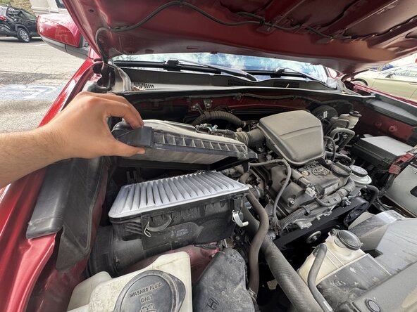 2020 Toyota Tacoma SR 4-cylinder Engine Air Filter Replacement: stap 4, afbeelding 3 van 3