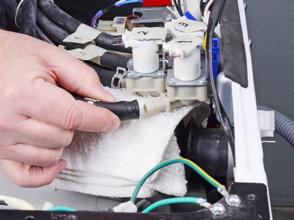 LG WM3050CW Inlet Valve Assembly Replacement: crwdns2935265:010crwdnd2935265:02crwdnd2935265:02crwdne2935265:0