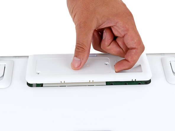 Logitech G715 Battery Replacement, Reposition the battery cover: 6 단계, 이미지 3개 중 2개