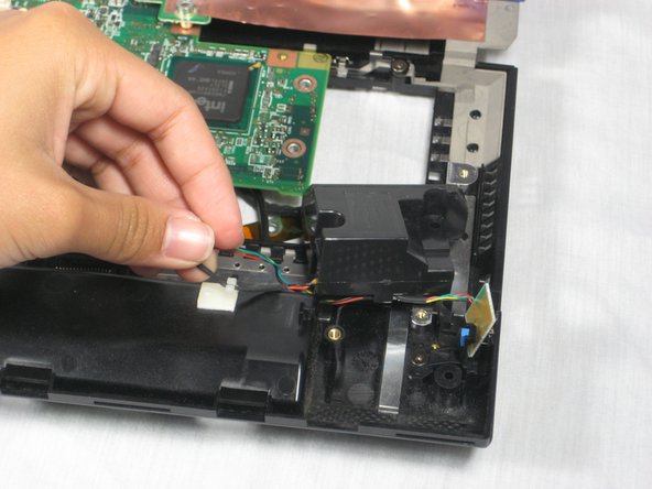 Disassembling IBM ThinkPad A30 Speakers: crwdns2935265:025crwdnd2935265:02crwdnd2935265:02crwdne2935265:0