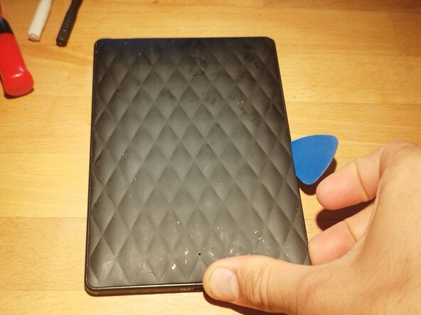 Kobo Touch (N905B) E-Reader Screen Replacement, Pry open the Back cover: crwdns2935265:01crwdnd2935265:02crwdnd2935265:03crwdne2935265:0