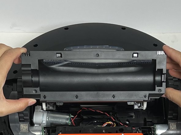 Roborock Q5 Main Brush Housing Replacement: crwdns2935265:013crwdnd2935265:02crwdnd2935265:02crwdne2935265:0