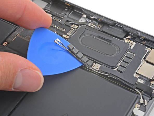 iPad Pro 11" 3rd Gen Battery Replacement, Separate the 5G mmWave antenna cables: crwdns2935265:048crwdnd2935265:03crwdnd2935265:03crwdne2935265:0