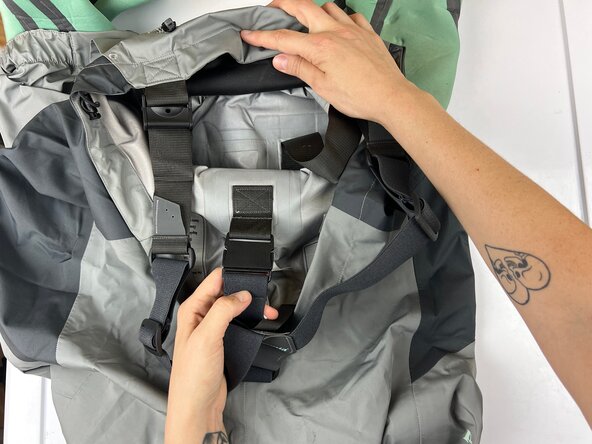 How to Machine Wash a Wader, Secure the straps and fasteners: crwdns2935265:02crwdnd2935265:03crwdnd2935265:03crwdne2935265:0