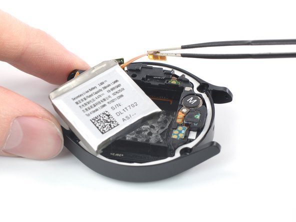 Samsung Galaxy Watch5 Battery Replacement, Release the battery connector: crwdns2935265:011crwdnd2935265:02crwdnd2935265:02crwdne2935265:0