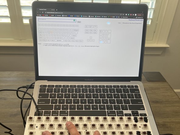 Anne Pro 1 Mechanical Keyboard Switch Replacement, Testing the Solder Connection: crwdns2935265:00crwdnd2935265:01crwdnd2935265:01crwdne2935265:0