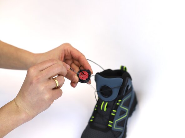 How to Replace a Dial-Lace System in a Hiking Boot, Keep pulling the lace: crwdns2935265:015crwdnd2935265:02crwdnd2935265:03crwdne2935265:0