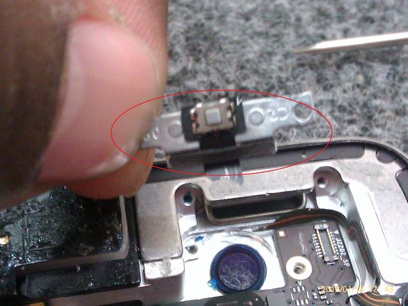 iPad 2 GSM Replace Power ON/OFF Flex Cable Replacement: step 3, image 2 of 3