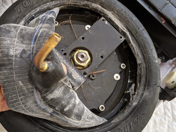 Gotway Begode Mten3 Tire or Inner Tube Replacement, Remove the tire (pry method): crwdns2935265:010crwdnd2935265:03crwdnd2935265:03crwdne2935265:0