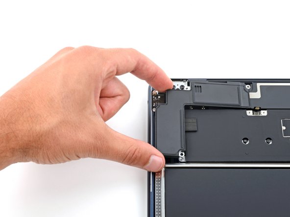 MacBook Air 15" 2023 Battery Replacement, Remove the right speaker: crwdns2935265:016crwdnd2935265:02crwdnd2935265:03crwdne2935265:0