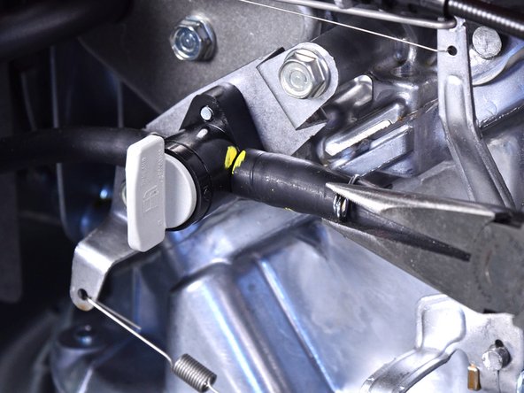 Honda Lawn Mower HRS216K6 PKAA Flywheel Replacement, Disconnect the fuel tank: crwdns2935265:03crwdnd2935265:03crwdnd2935265:03crwdne2935265:0