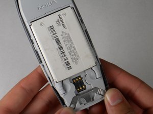 Démontage de la batterie du Nokia 3395