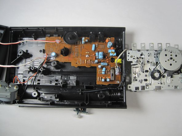 Sony TCM-919 Cassette-Corder Motherboard Replacement, Remove the Tape Deck: crwdns2935265:05crwdnd2935265:03crwdnd2935265:03crwdne2935265:0