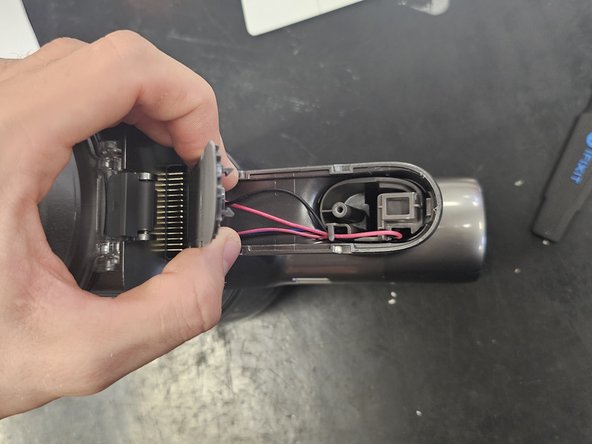 Dreame T30: Teardown, Remove the bottom lid.: crwdns2935265:02crwdnd2935265:03crwdnd2935265:03crwdne2935265:0