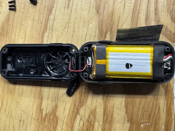 Cycliq Fly6 CE Gen3 Teardown, Opening the housing: crwdns2935265:02crwdnd2935265:03crwdnd2935265:03crwdne2935265:0