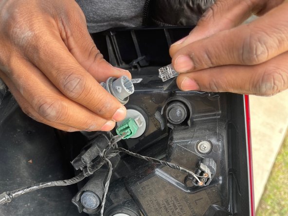 2017 Honda Civic Sport Brake Light Bulb Replacement: passo 4, immagine 2 di 2