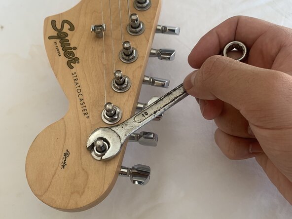 Squier Strat Guitar Tuner Replacement: шаг 4, изображение 2 из 3