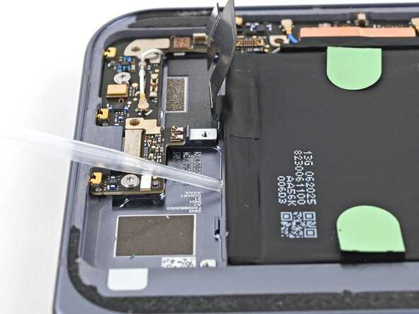 Google Pixel 10 Pro Fold Flip and Base Battery Replacement, Apply isopropyl alcohol: step 24, image 1 of 2