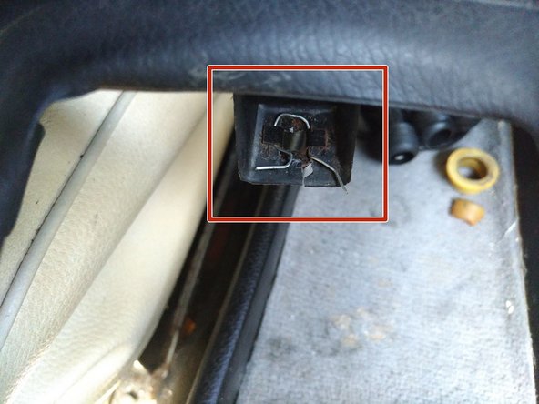 Mercedes-Benz 114 or 115 Auto shifter bushings, Pull up on single clip at rear of centre-console trim: adım 4, 3 resimden 3.