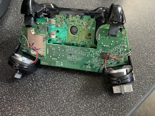 Xbox One Wireless Controller Teardown: crwdns2935265:04crwdnd2935265:02crwdnd2935265:02crwdne2935265:0