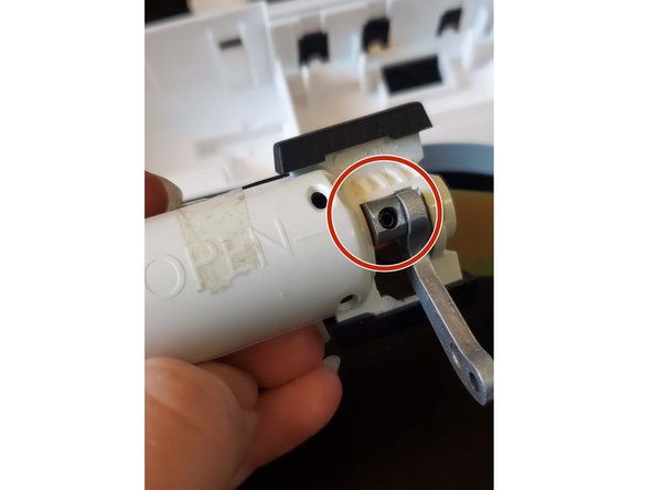 Disassembling Surepet Surefeed Microchip Pet Feeder Motor cartridge, Tighten the set screw on the motor: crwdns2935265:05crwdnd2935265:02crwdnd2935265:03crwdne2935265:0