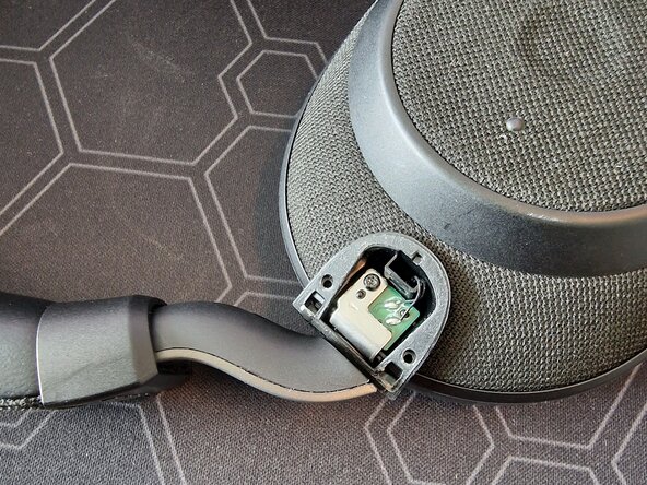 Jabra Elite 85h on/off Switch Replacement, removing the plastic cap on the right side: crwdns2935265:01crwdnd2935265:03crwdnd2935265:03crwdne2935265:0