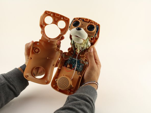 Teddy Ruxpin Motherboard Replacement, Housing Cover: crwdns2935265:010crwdnd2935265:03crwdnd2935265:03crwdne2935265:0