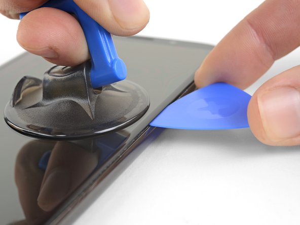 Motorola Moto Z3 Screen Replacement, Cut the display adhesive: crwdns2935265:03crwdnd2935265:03crwdnd2935265:03crwdne2935265:0