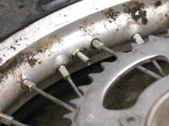 How to change a dirt bike tire: crwdns2935265:010crwdnd2935265:03crwdnd2935265:03crwdne2935265:0