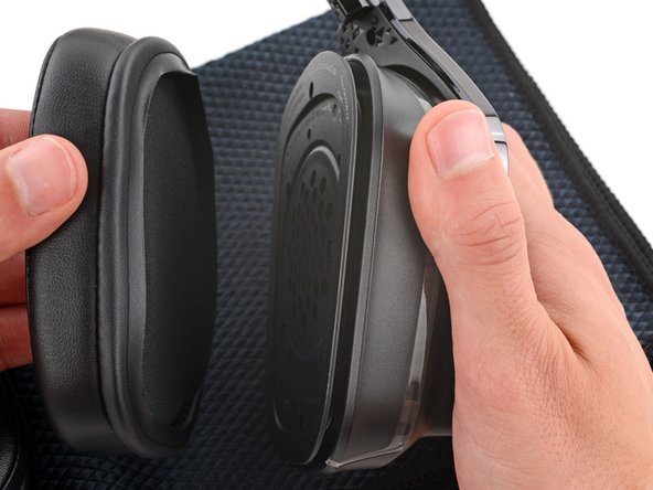 Logitech G935 Ear Pads Replacement, Remove the ear pads: crwdns2935265:02crwdnd2935265:03crwdnd2935265:03crwdne2935265:0