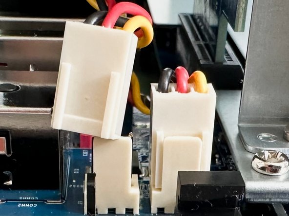 Synology DS1522+ Lüftertausch, Lüfterkabel abstecken: step 7, image 2 of 2