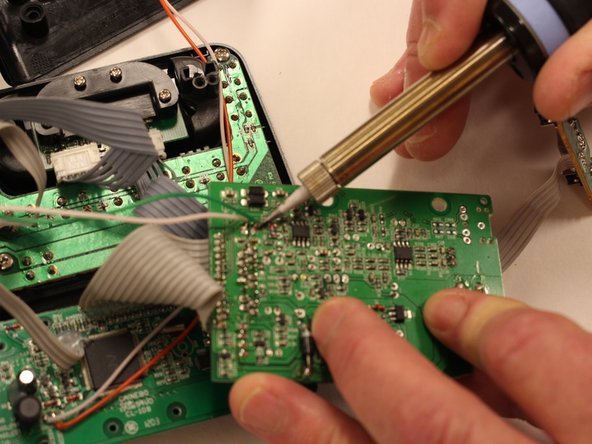 iHome iP21 Motherboard Replacement, Detach cables from circuit board: crwdns2935265:07crwdnd2935265:02crwdnd2935265:03crwdne2935265:0