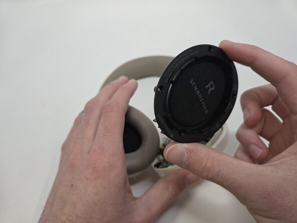 Sennheiser Accentum Wireless Driver Assembly Replacement, Driver Assembly: adım 4, 2 resimden 2.