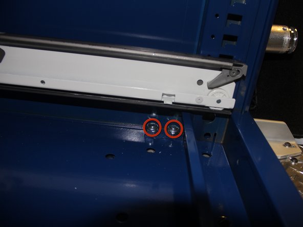 Installing Mercedes W166 RAV Tool Box: crwdns2935265:014crwdnd2935265:03crwdnd2935265:03crwdne2935265:0