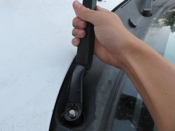 How to Replace the Wiper Arm(s) of a 2005 Toyota Corolla: step 5, image 1 of 2
