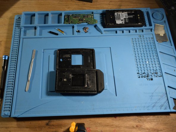 CAT S22 Teardown, removing the front rubber cover.: crwdns2935265:08crwdnd2935265:02crwdnd2935265:02crwdne2935265:0