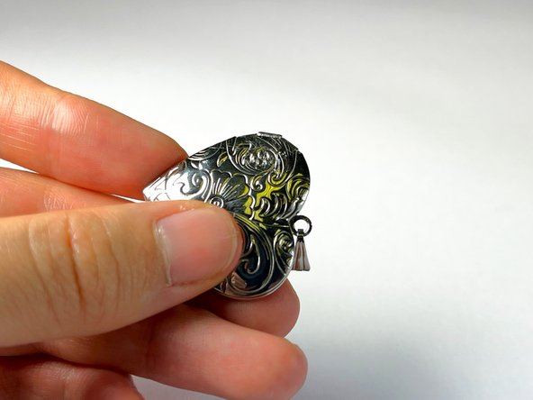 How to Repair a Locket Hinge: crwdns2935265:08crwdnd2935265:02crwdnd2935265:02crwdne2935265:0