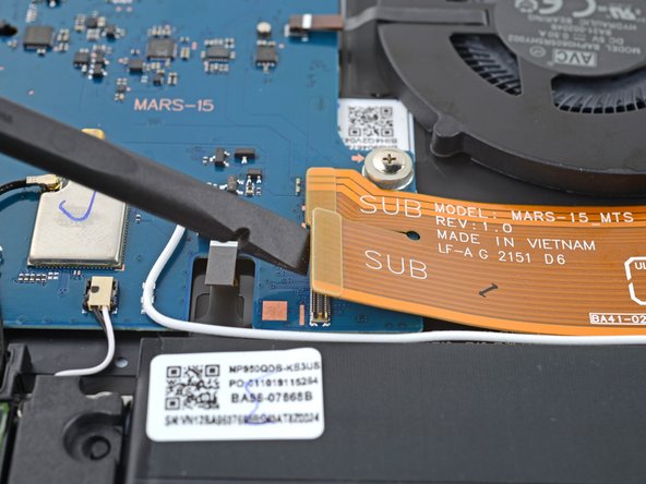 Samsung Galaxy Book Pro 360 15" Daughterboard Replacement, Disconnect the interconnect cable: crwdns2935265:011crwdnd2935265:02crwdnd2935265:03crwdne2935265:0