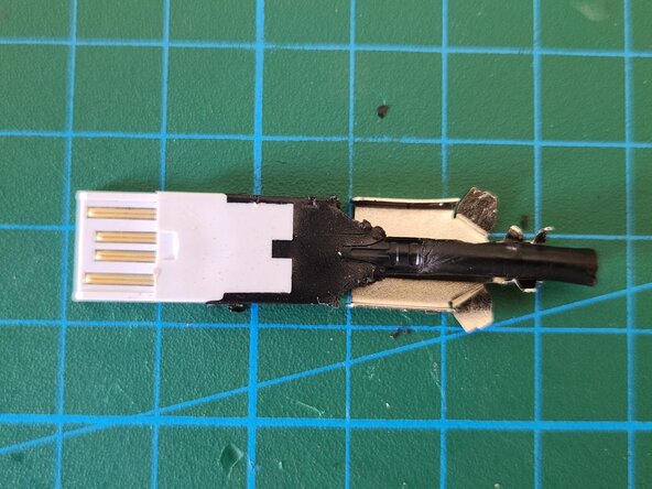 Removing the USB connector from a moulded cable, Removing the fastener clips: 3 단계, 이미지 2개 중 2개