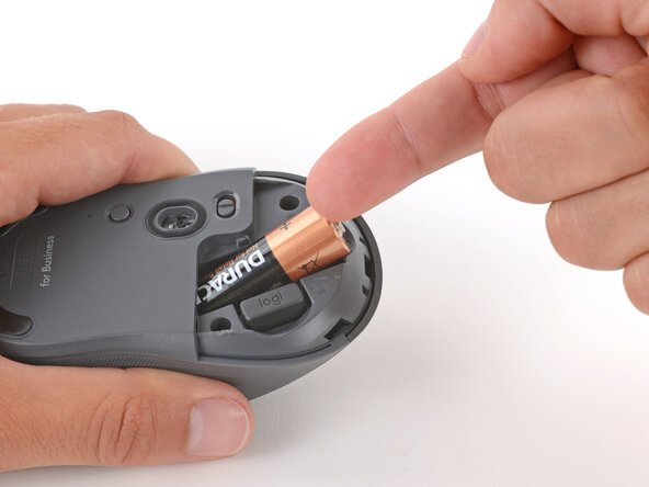 Logitech Signature M650 Battery Replacement, Remove the battery: crwdns2935265:03crwdnd2935265:02crwdnd2935265:03crwdne2935265:0