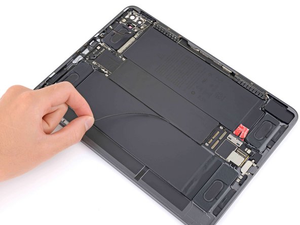 iPad Pro 11" 2nd Gen Logic Board Replacement, Reposition the bottom right Wi-Fi antenna cable cable: crwdns2935265:065crwdnd2935265:02crwdnd2935265:03crwdne2935265:0
