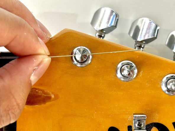 Replacing Strings on Floating Tremolo Bridge Guitar: crwdns2935265:05crwdnd2935265:02crwdnd2935265:03crwdne2935265:0