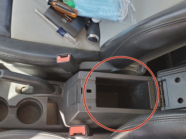 2007-2012 Jeep Patriot Shifter Bushing Replacement, Remove the Screws From the Storage Compartment: crwdns2935265:00crwdnd2935265:01crwdnd2935265:02crwdne2935265:0