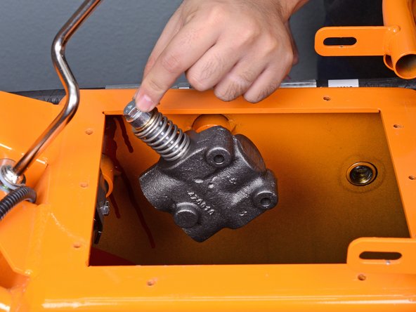 Barreto Tillers E1320HTRLR 2016 Actuator Valve Replacement, Loosen the actuator valve: crwdns2935265:022crwdnd2935265:03crwdnd2935265:03crwdne2935265:0