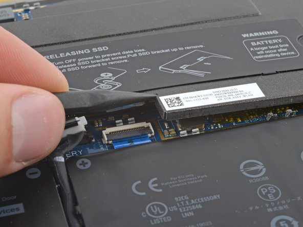 Dell Latitude 7410 Heatsink Replacement, Unclip the heatsink shield: crwdns2935265:014crwdnd2935265:02crwdnd2935265:03crwdne2935265:0